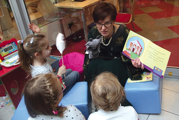  Agnieszka Błażewicz w czasie krótkiego wprowadzenia bibliotecznego dla dzieci
