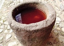 Chrzcielnica z Góry Chełmskiej, stojąca obecnie przed koszalińską katedrą. Dwie trzecie kamiennego bloku znajduje się pod ziemią