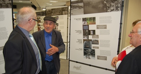 Cierpieniu - prawdę, zmarłym - modlitwę