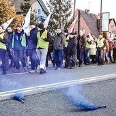  Jeżeli górnicze związki zawodowe nie podpiszą z zarządem KW projektu zmian satysfakcjonującego obie strony, Międzyzakładowy Komitet Protestacyjno-Strajkowy jest gotów znowu wyprowadzić załogi kopalń na ulice śląskich miast. Na zdjęciu protestujący w obronie kopalni  „Sośnica-Makoszowy” w styczniu 2015 r.