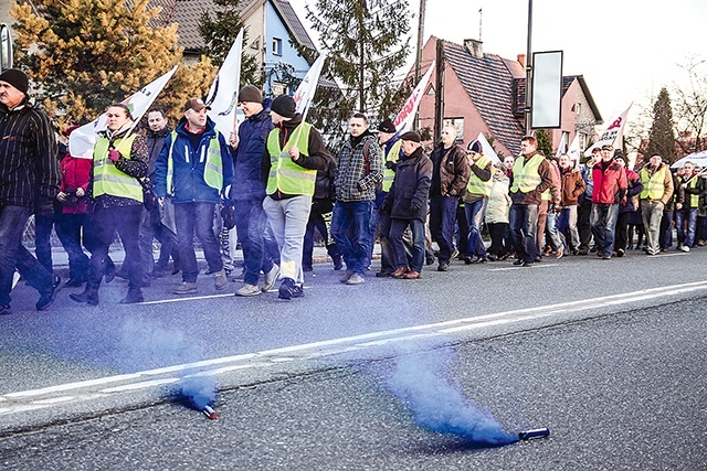  Jeżeli górnicze związki zawodowe nie podpiszą z zarządem KW projektu zmian satysfakcjonującego obie strony, Międzyzakładowy Komitet Protestacyjno-Strajkowy jest gotów znowu wyprowadzić załogi kopalń na ulice śląskich miast. Na zdjęciu protestujący w obronie kopalni  „Sośnica-Makoszowy” w styczniu 2015 r.