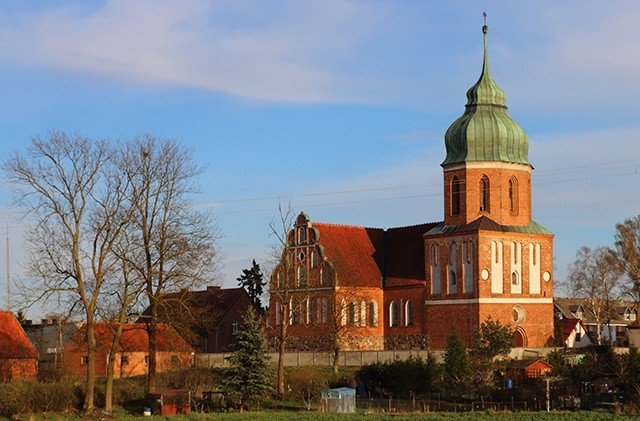    Miejscowy kościół w obecnym kształcie istnieje od około 110 lat