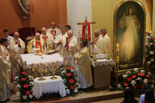 Msza Święta na powitanie peregrynujących znaków Bozego Miłosierdzia w kościele w Bierach