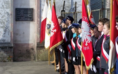 Poczty sztandarowe przed tablicą poświęconą kutnowskim Żydom zamordowanym przez Niemców