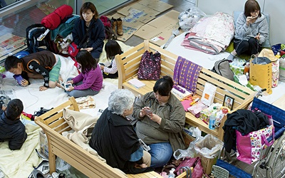 18.04.2016. Japonia. Mashiki. Ofiary trzęsienia ziemi w centrum ewakuacyjnym. Co najmniej 41 ludzi zginęło, a ponad 180 tysięcy ewakuowano po serii wstrząsów sejsmicznych, które nawiedziły południowo-zachodnią Japonię.