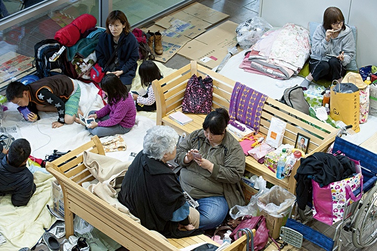 18.04.2016. Japonia. Mashiki. Ofiary trzęsienia ziemi w centrum ewakuacyjnym. Co najmniej 41 ludzi zginęło, a ponad 180 tysięcy ewakuowano po serii wstrząsów sejsmicznych, które nawiedziły południowo-zachodnią Japonię.