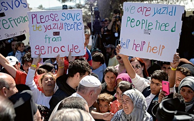 W porcie Mytilene papieża witali m.in. proszący o pomoc jazydzi, prześladowani w Syrii przez Państwo Islamskie