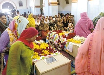 Pogrzeb ofiar zamachu w Lahore (Pakistan), 30 marca 2016 r.