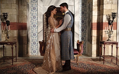 W roli dorosłej sułtanki Kösem wystąpiła Beren Saat, jej męża, sułtana Ahmeda I, zagrał Ekin Koç