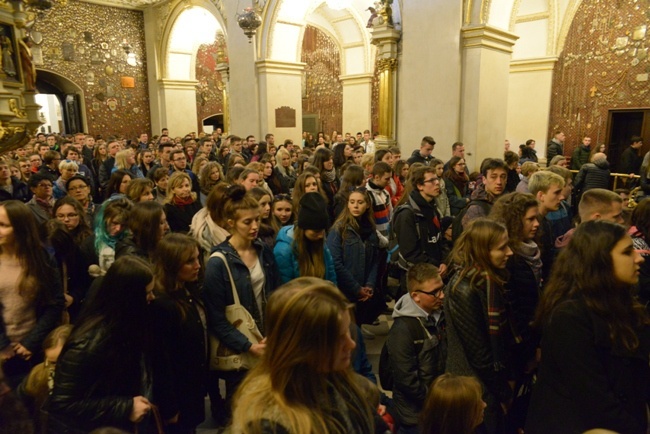 Maturzyści na Jasnej Górze - Droga Krzyżowa