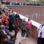 Droga Krzyżowa na wałach jasnogórskich poprzedziła zawierzenie Matce Bożej w kaplicy Cudownego Obrazu