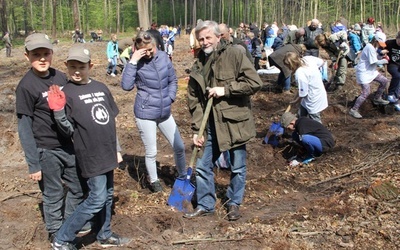 Dzieciom i młodzieży przy sadzeniu pomagali dorośli. Ta grupa młodych ludzi mogła liczyć na wsparcie Piotra Kacprzaka, wicedyrektora ds. gospodarki leśnej RDLP w Radomiu