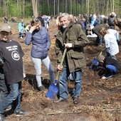 Dzieciom i młodzieży przy sadzeniu pomagali dorośli. Ta grupa młodych ludzi mogła liczyć na wsparcie Piotra Kacprzaka, wicedyrektora ds. gospodarki leśnej RDLP w Radomiu