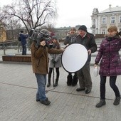 Ekipa filmowa i zdjęciowy dzień. Z kołem Piotr Kołodziejczyk