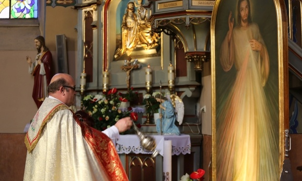 W imieniu parafian obraz Miłosiernego powitał proboszcz ks. Piotr Grochowiecki