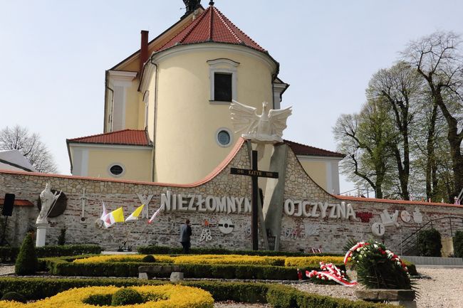 Odsłonięcie pomnika "Niezłomnym-Ojczyzna" w Morawicy