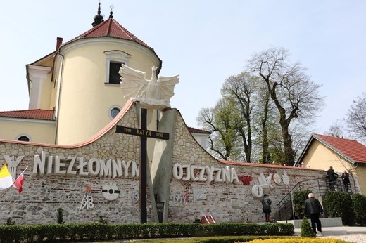 Odsłonięcie pomnika "Niezłomnym-Ojczyzna" w Morawicy