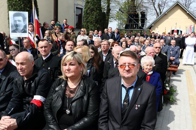 Odsłonięcie pomnika "Niezłomnym-Ojczyzna" w Morawicy