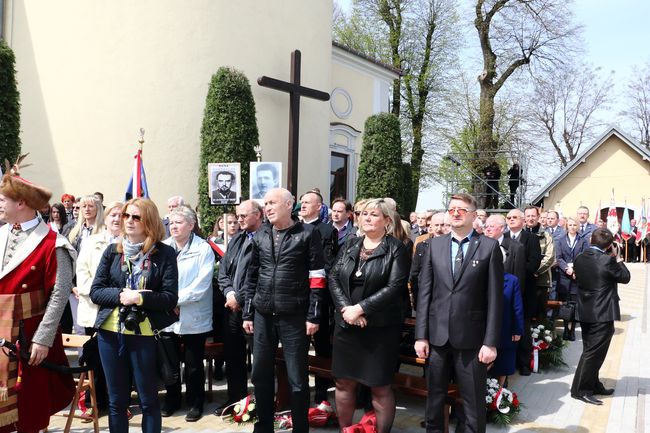 Odsłonięcie pomnika "Niezłomnym-Ojczyzna" w Morawicy