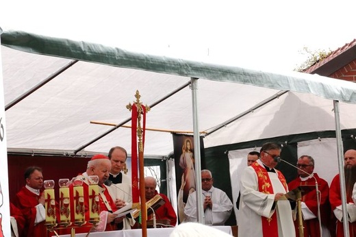 Odsłonięcie pomnika "Niezłomnym-Ojczyzna" w Morawicy