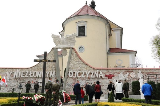 Odsłonięcie pomnika "Niezłomnym-Ojczyzna" w Morawicy