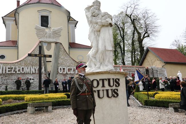 Odsłonięcie pomnika "Niezłomnym-Ojczyzna" w Morawicy