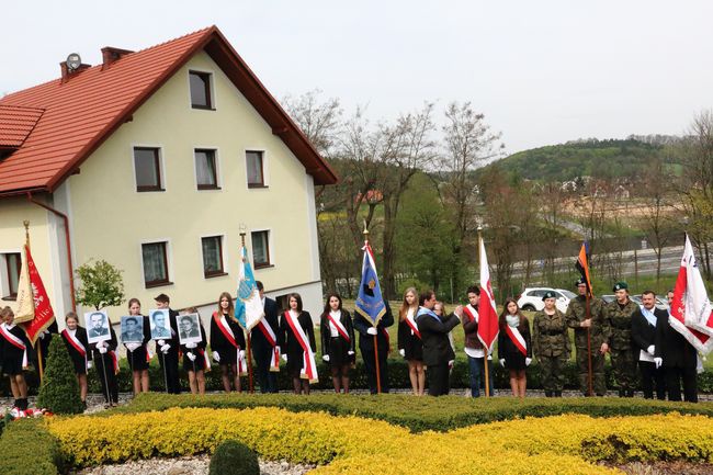 Odsłonięcie pomnika "Niezłomnym-Ojczyzna" w Morawicy