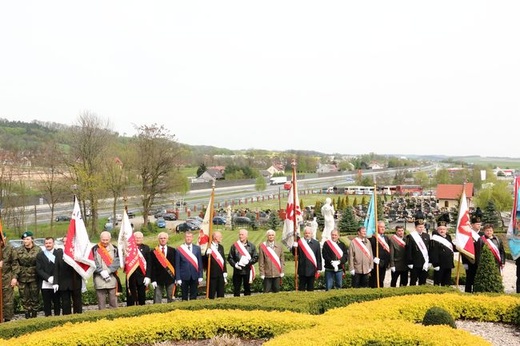 Odsłonięcie pomnika "Niezłomnym-Ojczyzna" w Morawicy