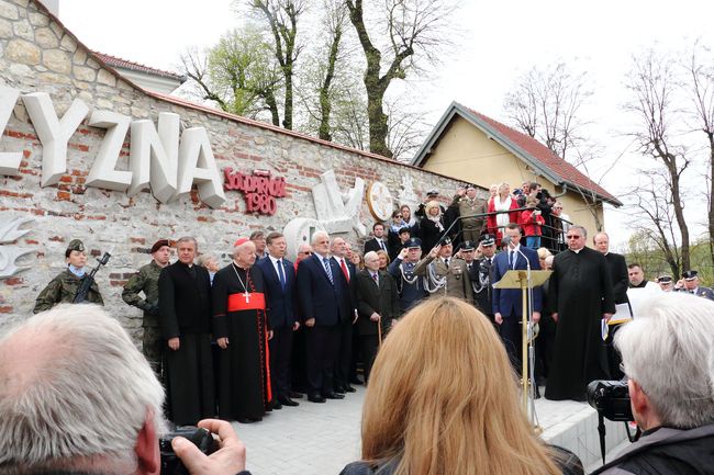 Odsłonięcie pomnika "Niezłomnym-Ojczyzna" w Morawicy