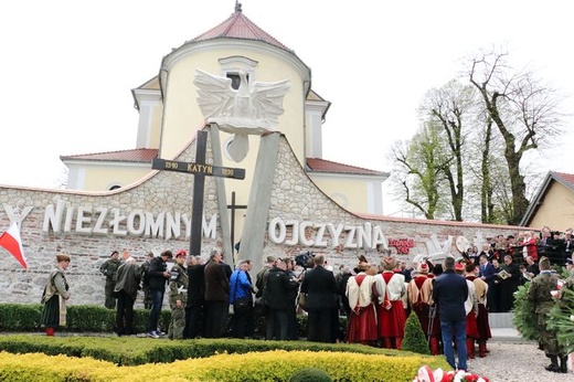 Odsłonięcie pomnika "Niezłomnym-Ojczyzna" w Morawicy