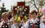 Podczas drogi wierni niosą na ramionach relikwie swojej sąsiadki i matki