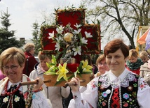 Podczas drogi wierni niosą na ramionach relikwie swojej sąsiadki i matki