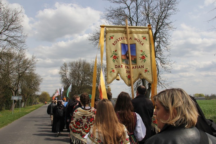 Pielgrzymka z Roszkowej Woli do Żdżar w 27. rocznicę beatyfikacji Franciszki Siedliskiej