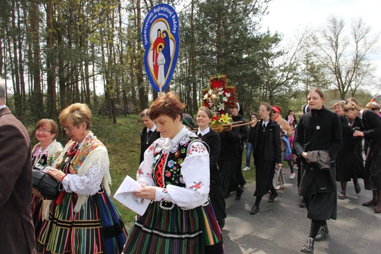 Pielgrzymka z Roszkowej Woli do Żdżar w 27. rocznicę beatyfikacji Franciszki Siedliskiej