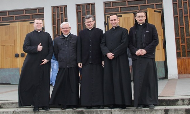 Proboszcz ks. Marek Janas (drugi z lewej) i goście z radomskiego seminarium (od prawej) diakon Szczepan Kowalik, alumn Michał Ulaski, ks. Jacek Mizak i alumn Przemysław Żmuda (pierwszy z lewej)