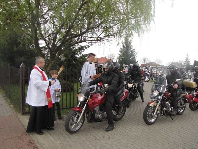 Po Eucharystii ks. Jarosław Borek poświęcił wszystkie jednoślady