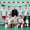Mistrzowie w kategorii szkoła ponadgimnazjalna – zespół parafii w Żelaznej z ks. Andrzejem Sałkowskim. 