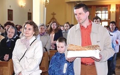 	Podczas procesji z darami do ołtarza zostały przyniesione chleb, zielony iglak – symbol niedziel ewangelizacyjnych, piłka, stuła i świeca. 