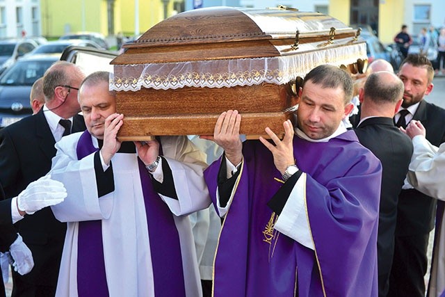 	Trumna została wniesiona do kościoła na ramionach współpracowników ks. Andrzeja Raszpli (od lewej: ks. Grzegorz Owsianik i ks. Daniel Rydz). 