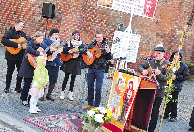 Przyjdź pomodlić się, wsłuchać w Słowo i razem z innymi uwielbiać Boga. Okazja do tego jeszcze  1 i 8 maja przy gorzowskiej katedrze  od 16.00 do 18.00. 