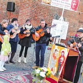 Przyjdź pomodlić się, wsłuchać w Słowo i razem z innymi uwielbiać Boga. Okazja do tego jeszcze  1 i 8 maja przy gorzowskiej katedrze  od 16.00 do 18.00. 