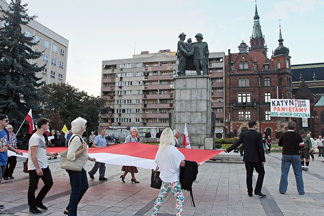 Nowy przepis nie dotyka jeszcze wrażliwego  tematu pomników  czy miejsc pamięci.  Czy kiedyś to się zmieni? Na zdjęciu: pomnik wdzięczności Armii Radzieckiej w Legnicy.