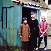 Siostra Magdalena Krebs z dziećmi właścicieli domu przy ul. Stachanowskiej w Mamonowie.
