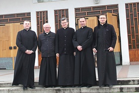 	Proboszcz ks. kan. Marek Janas (drugi z lewej) i goście z radomskiego seminarium (od prawej): diakon Szczepan Kowalik, alumn Michał Ulaski, ks. Jacek Mizak i alumn Przemysław Żmuda.