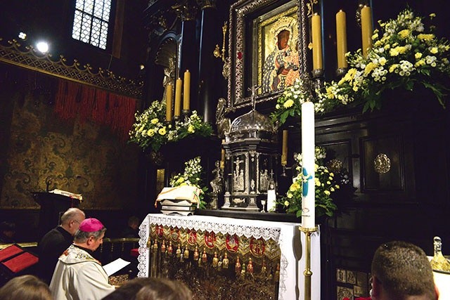 	Akt zawierzenia Matce Bożej w kaplicy Cudownego Obrazu poprowadził bp Henryk Tomasik.