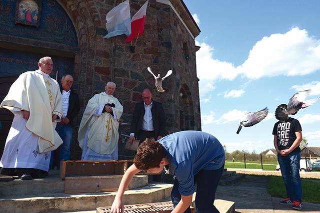 	Po Mszy św. wypuszczono pierwsze gołębie.