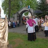 Poświęcenie figury św. Jana Pawła II przed kościołem św. Mikołaja w Siedliskach Bobowskich