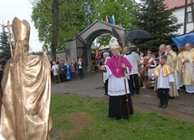 Poświęcenie figury św. Jana Pawła II przed kościołem św. Mikołaja w Siedliskach Bobowskich