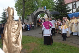 Poświęcenie figury św. Jana Pawła II przed kościołem św. Mikołaja w Siedliskach Bobowskich