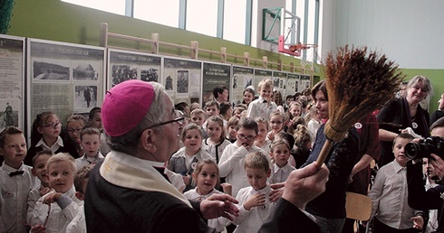 ▲	Podczas uroczystości metropolita poświęcił nową halę sportową szkoły.